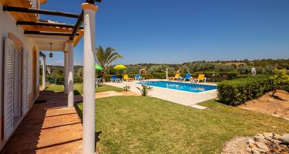 Peaceful villa w/ heatable pool, Armação