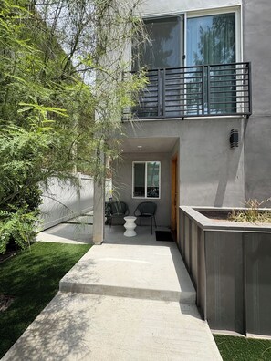 Exterior - Close to Universal Studios Family friendly Townhouse! (Sherman Oaks)