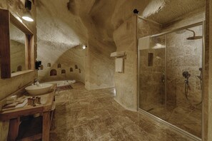 Honeymoon Room | Bathroom | Rainfall showerhead, free toiletries, hair dryer, slippers - Solem Cave Suites (Ürgüp)