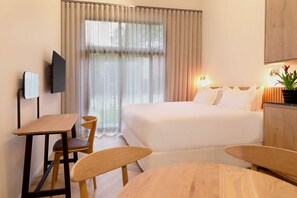 In-room safe, desk, laptop workspace, iron/ironing board - Hyatt House Johannesburg Rosebank (Johannesburg)