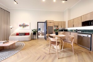 In-room safe, desk, laptop workspace, iron/ironing board - Hyatt House Johannesburg Rosebank (Johannesburg)