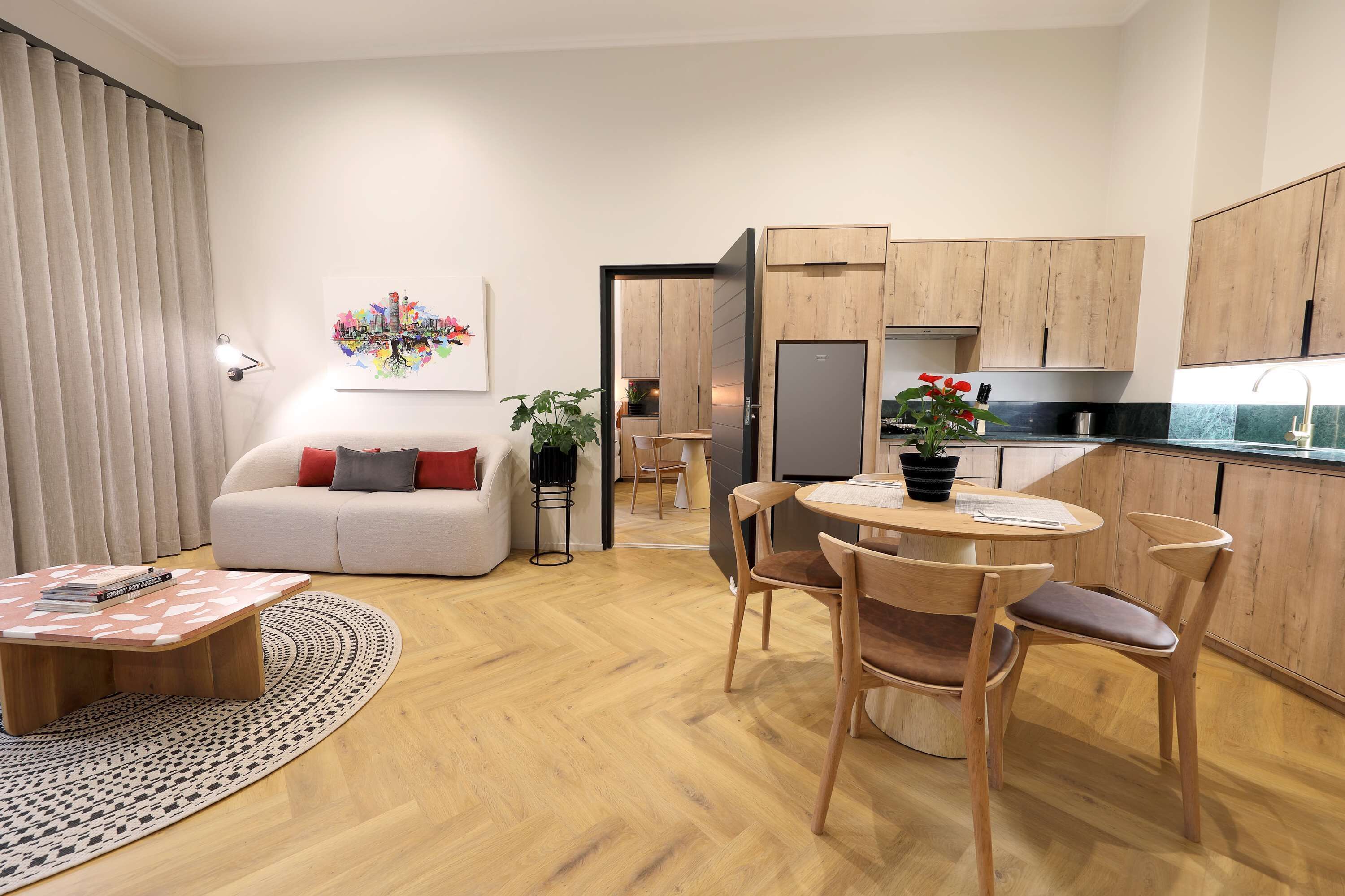 Un appartement moderne comprenant un salon, un coin repas et une cuisine.