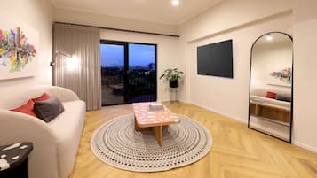 套房, 1 間臥室 | 房內夾萬、熨斗/熨衫板、免費 Wi-Fi、床單