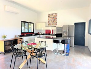 ثلاجة، ميكروويف، فرن، موقد طهي مسطح