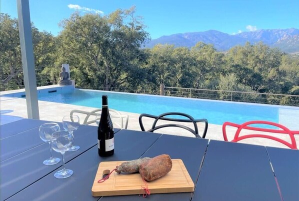 حمّام سباحة مُدفَّأ