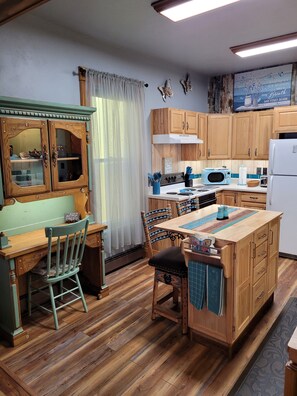 冷蔵庫、電子レンジ、オーブン、コンロ