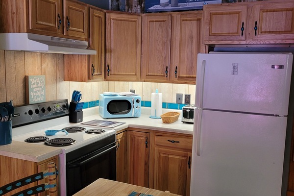 Geladeira, micro-ondas, fogão, cooktop