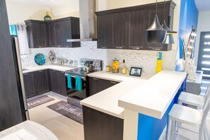 Fridge, microwave, oven, stovetop - Trendy vacation home-5 mins from Ocho Rios (Ocho Rios)