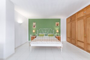 3 chambres, fer et planche à repasser, lit parapluie, Wi-Fi gratuit