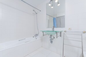 Bathtub, hair dryer, towels - YourHouse Can Marques (Palma)