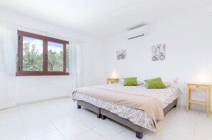 3 slaapkamers, een strijkplank/strijkijzer, reisbedje, gratis wifi