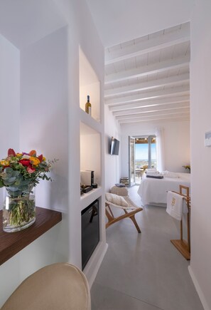 Executive Suite with Jacuzzi Sea View | Egyptian cotton sheets, premium bedding, pillowtop beds, free minibar - Legendary Suites (Mykonos)
