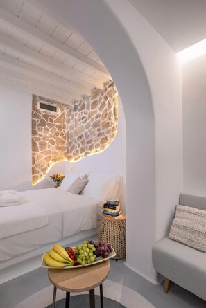Deluxe Suite Jacuzzi Pool View | Egyptian cotton sheets, premium bedding, pillowtop beds, free minibar - Legendary Suites (Mykonos)