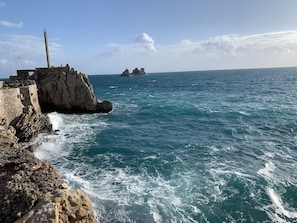 Playa en los alrededores y camastros
