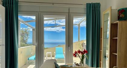 Apartment with sea view and pool - Among the olives