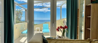 Apartment with sea view and pool - Among the olives
