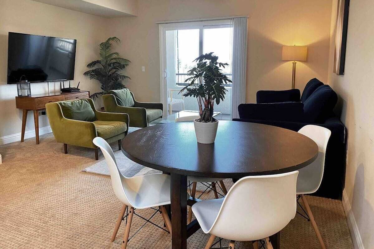 Deluxe Apartment, Non Smoking, 2 Bathrooms | Living area