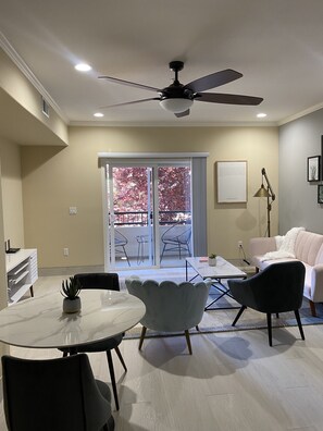 Appartamento Design, non fumatori, 2 bagni | Area soggiorno | TV a schermo piatto 55 pollici con canali digitali, TV