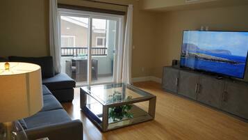 Elite Apartment | Living area | 55-inch flat-screen TV with digital channels, TV, streaming services