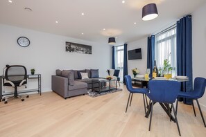 Apartamento Deluxe, baño privado | Salón