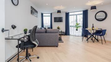 Apartemen Deluks, kamar mandi pribadi | Lounge