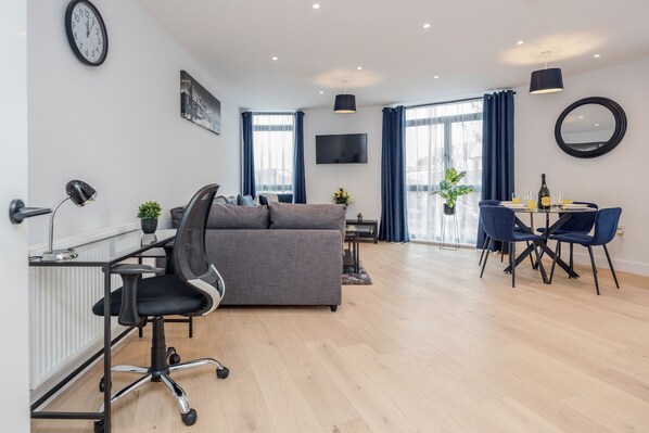 Deluxe Apartment, Private Bathroom | Lounge