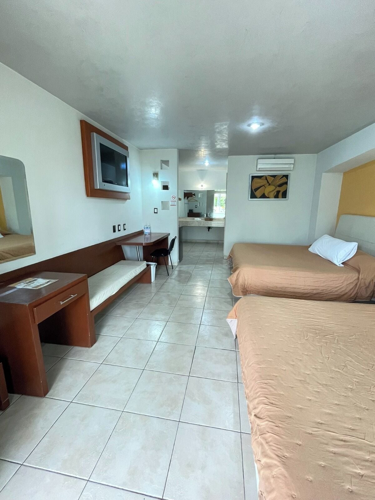 Habitación ejecutiva | Caja de seguridad en la habitación y tabla de planchar con plancha 