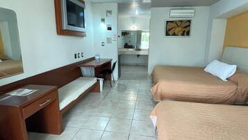 Habitación ejecutiva | Caja de seguridad en la habitación y tabla de planchar con plancha