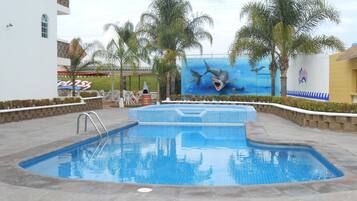 12 outdoor pools
