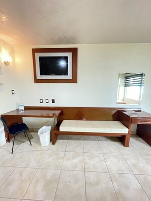 Executive Room | In-room safe, iron/ironing board (on request), WiFi (free), bed sheets - Hotel Splash Inn (Silao)