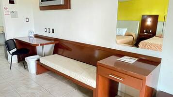 Habitación ejecutiva | Caja de seguridad en la habitación y tabla de planchar con plancha