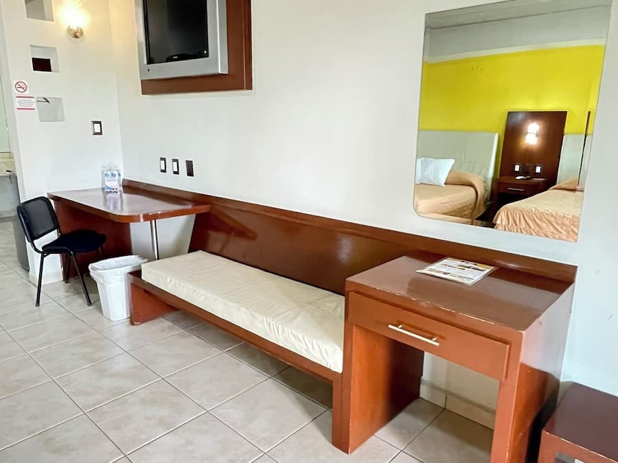 Habitación ejecutiva | Caja de seguridad en la habitación y tabla de planchar con plancha