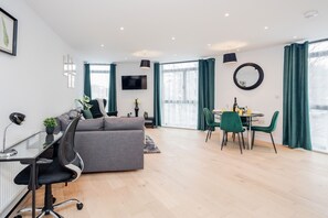 Apartamento de lujo, baño privado | Salón