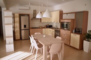 Phòng Suite (Orama) | Bếp riêng | Lò vi sóng, bếp nấu, ấm điện, dụng cụ nấu nướng/bát dĩa/dao nĩa 