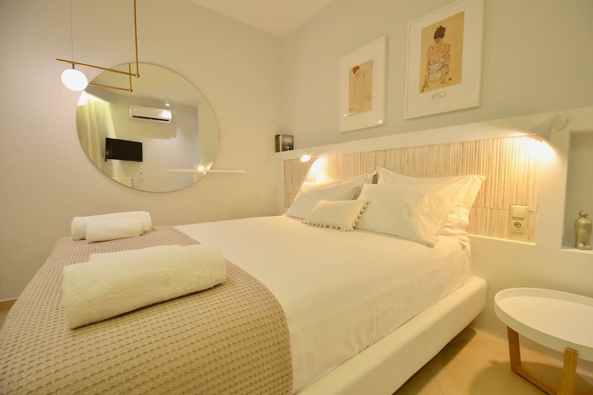 In-room safe, WiFi (free)