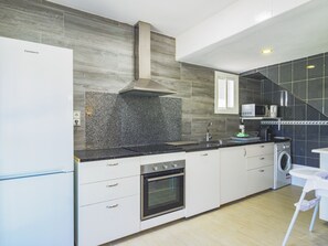 Een koelkast, een magnetron, een oven, een vaatwasser