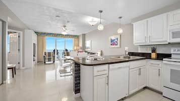 Een koelkast, een microgolfoven, een oven, een kookplaat