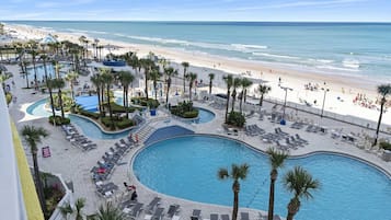 Een binnenzwembad, een verwarmd zwembad