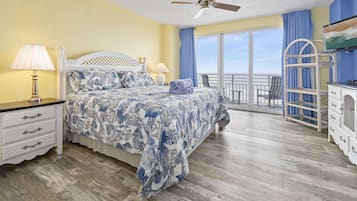 2 slaapkamers, een bureau, een strijkplank/strijkijzer, reisbedje