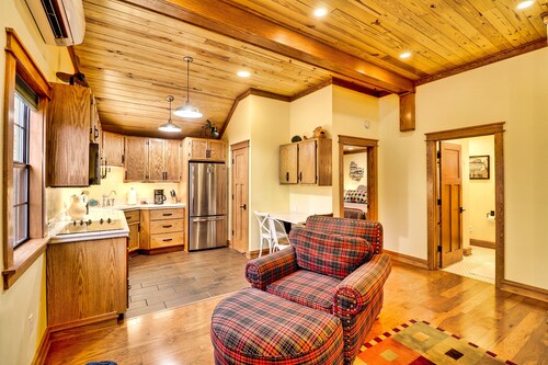 Round Bottom Roost. Quiet and secluded. Accessible to ALL the things.