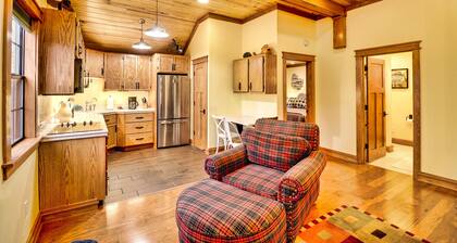 Round Bottom Roost. Quiet and secluded. Accessible to ALL the things.