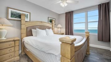 3 habitaciones, escritorio y tabla de planchar con plancha