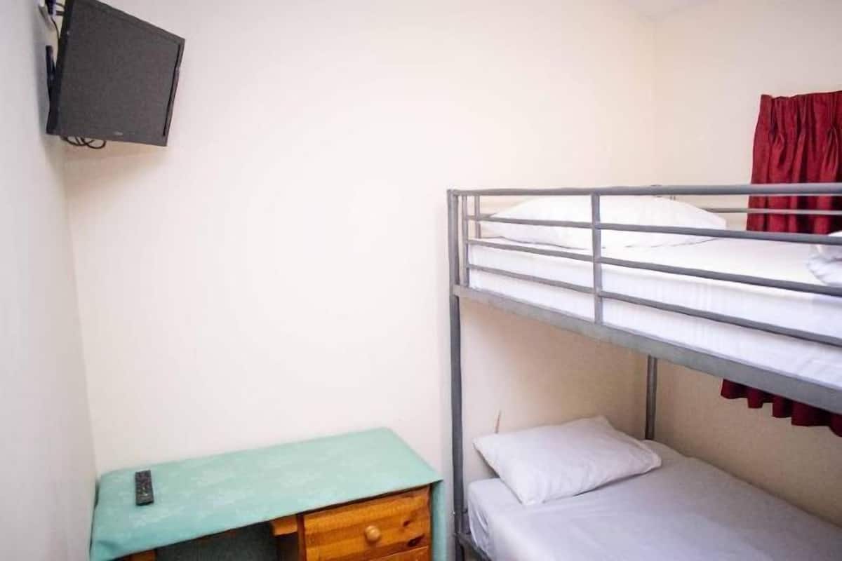 Escritorio, espacio para trabajar con laptop y cortinas blackout