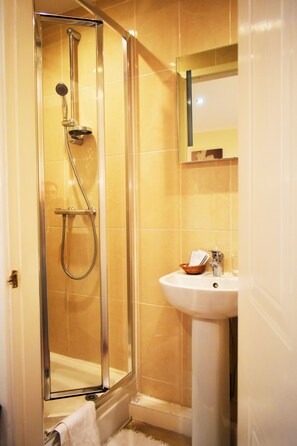 Habitación doble clásica | Baño | Regadera, regadera tipo lluvia, amenidades de baño gratuitas 