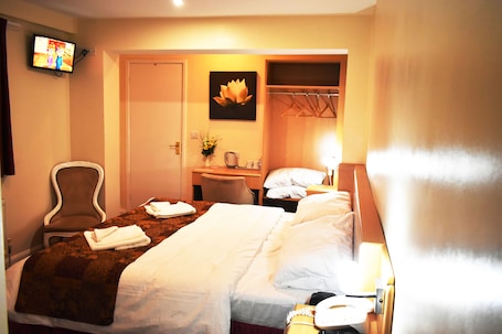 Classic Double Room. Royal Square Hotel Birmingham Airport