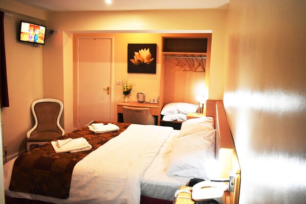 Classic Double Room | Desk, laptop workspace, blackout drapes, iron/ironing board - Royal Square Hotel Birmingham Airport (Birmingham)