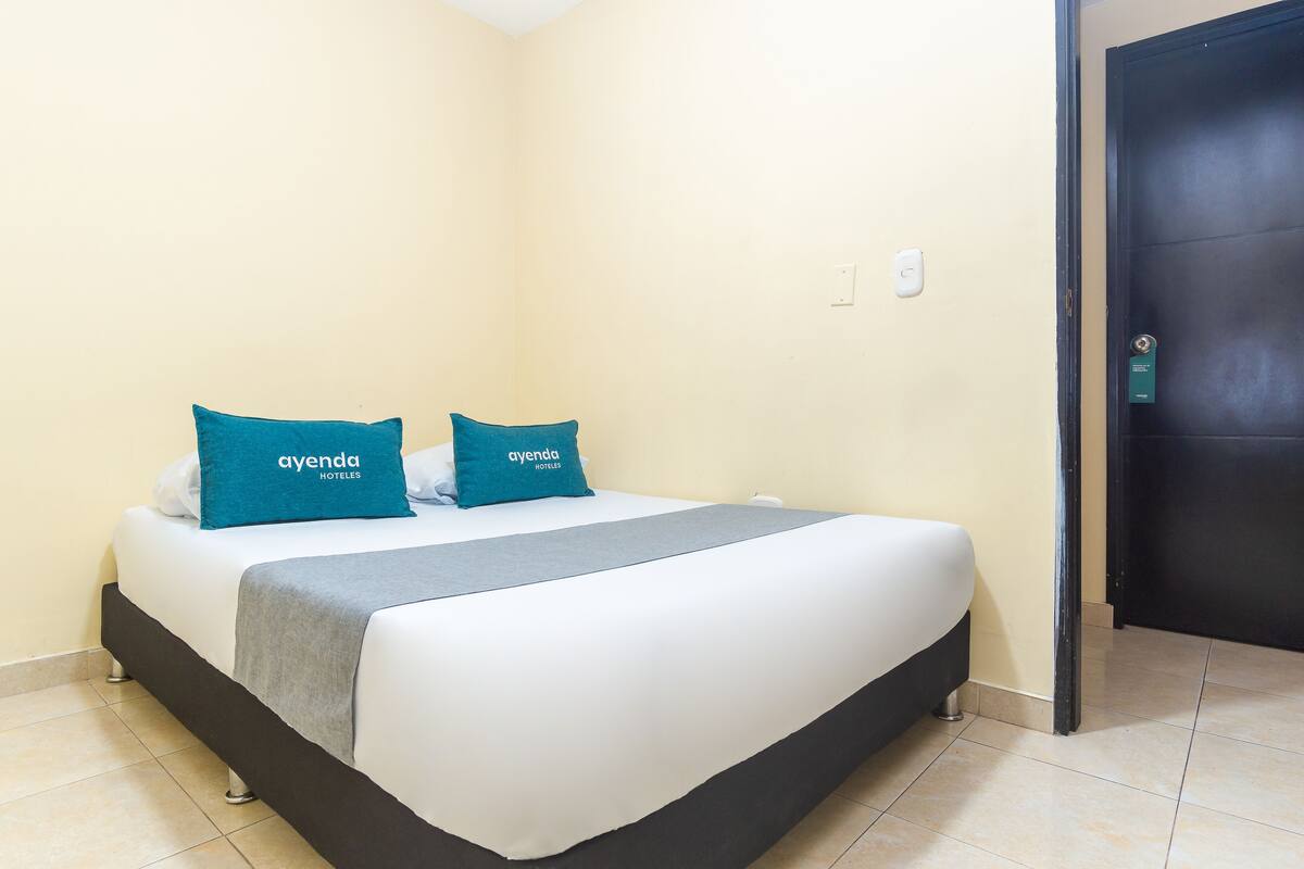 Hypo-allergenic bedding, free WiFi, bed sheets