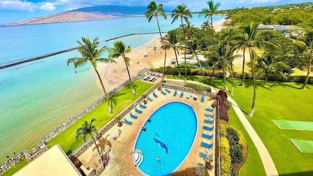 Ein Resort mit Schwimmbad, Strand und Meerblick.