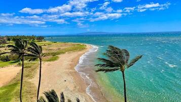 En la playa, camastros y toallas de playa