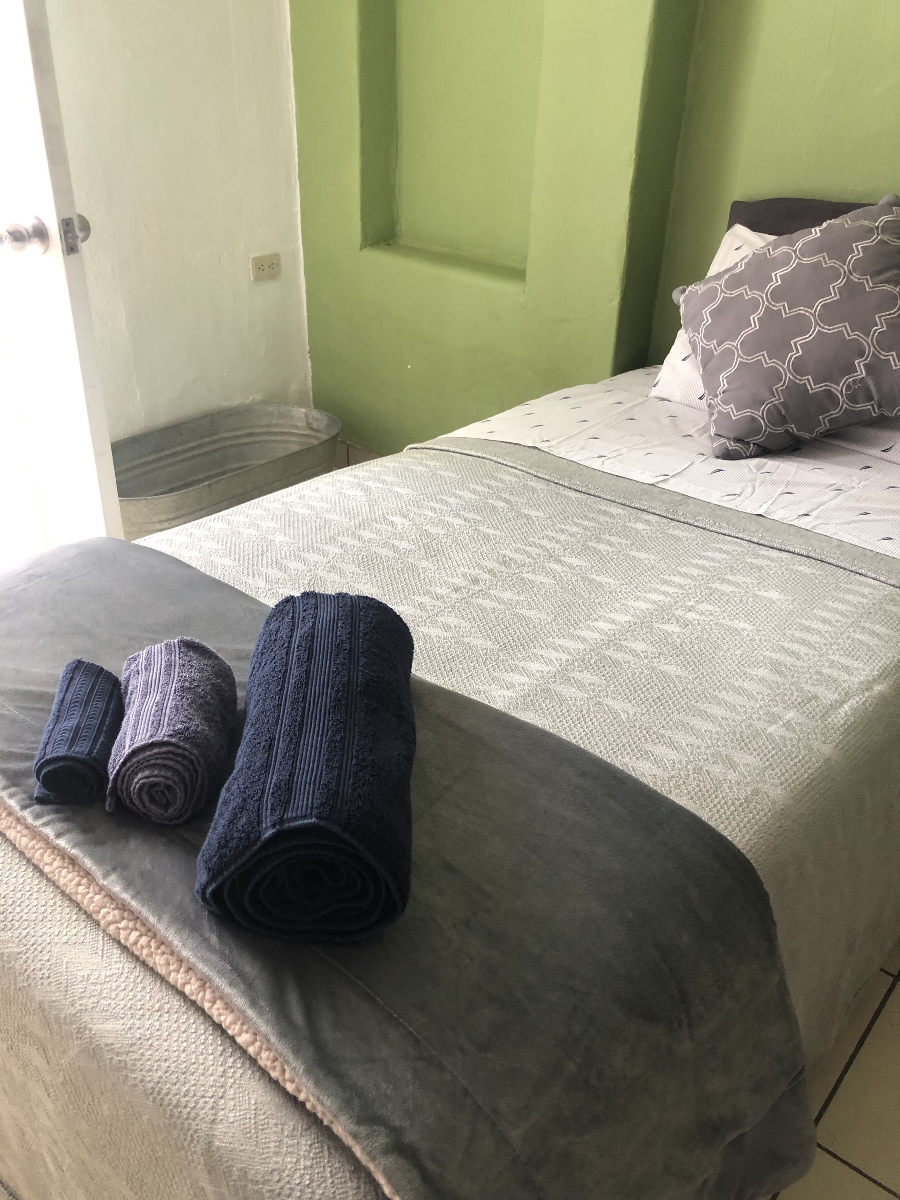 1 chambre, fer et planche à repasser, Wi-Fi gratuit, draps fournis